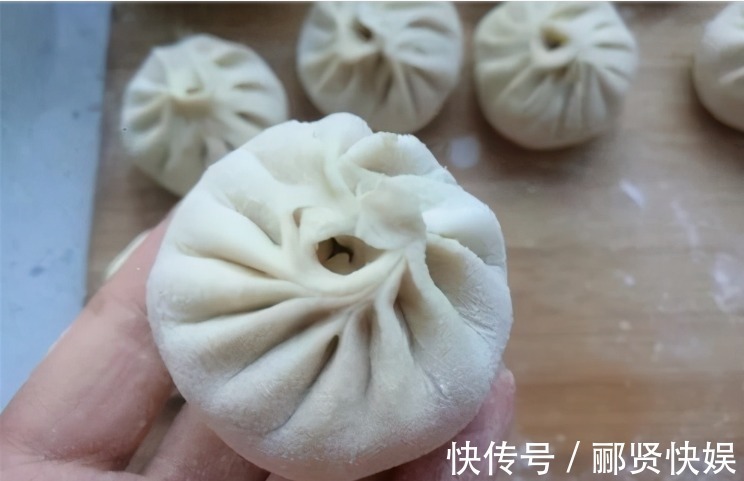 蒸包子时不要直接上锅蒸!牢记3诀窍,包子暄软蓬松不塌陷