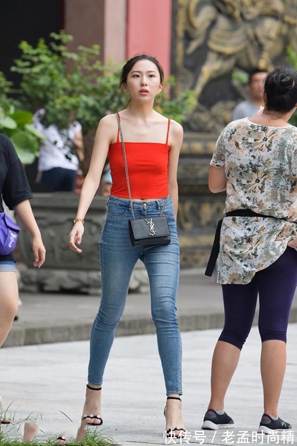 搭配 路人街拍,搭配连体牛仔短裤,俏皮可爱又时髦