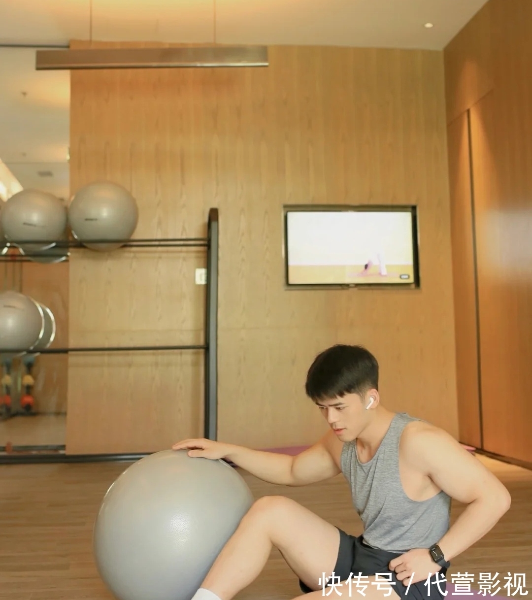 白袜|练瑜伽的白袜鲜肉帅哥，有点可爱哦