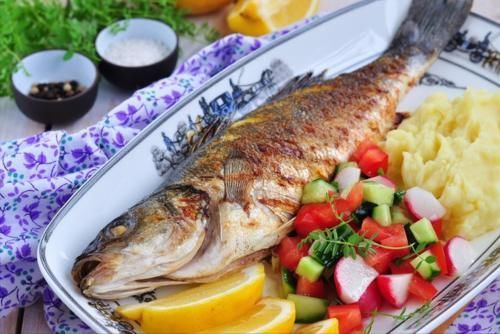 不管煎什么鱼，不要加盐或裹粉，牢记2个技巧，鱼肉完整不粘锅