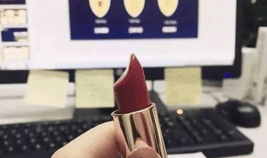 口红 千万不要看女孩子用过的口红,形状各异的杰作,能让你笑一天