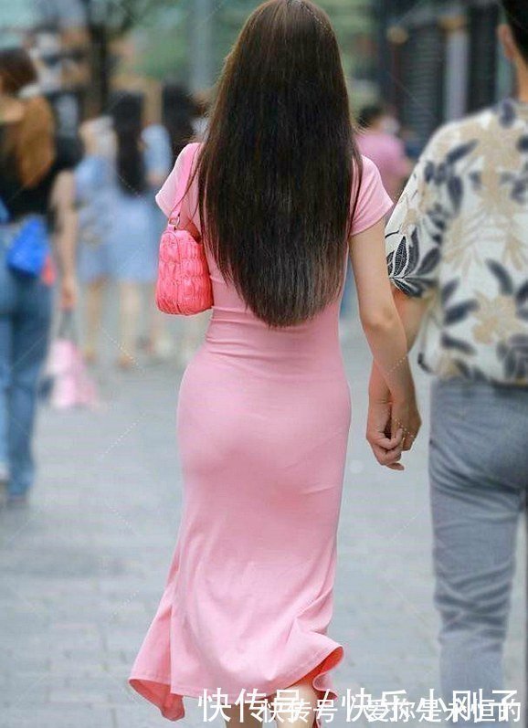 粉色 小姐姐穿粉色裙装,大秀小蛮腰的美,活力满满的甜美风!