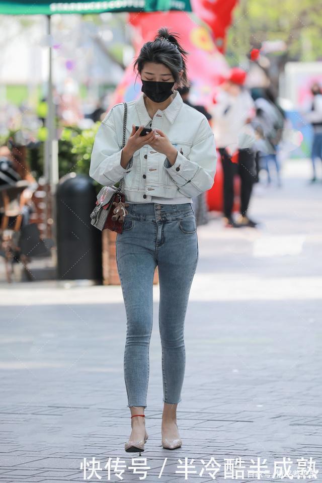 时尚穿搭牛仔夹克,搭配紧身牛仔裤,尽显简约时尚气质