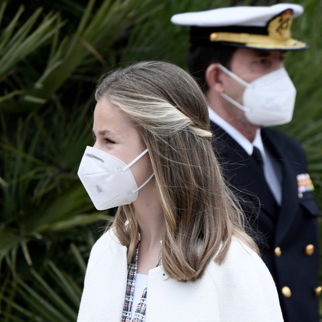 西班牙一家合体，小公主长胖萝卜腿上大块疤抢镜，穿红裙美过姐姐