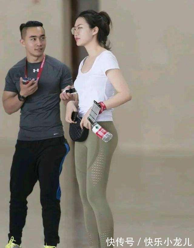 高跟鞋 修身的打底裤让美女身材更胜一筹，穿错很尴尬，大方美观