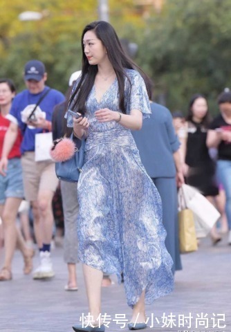 街拍不服老的辣妈,穿上少女感的淑女裙,瞬间年轻好几岁