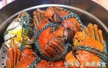 蒸螃蟹时,别傻傻直接下锅蒸,多加这2味,肉质鲜嫩味更香