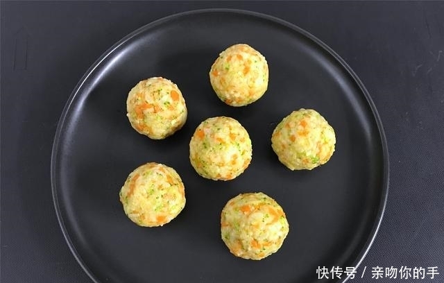 剩米饭新吃法,如此做,孩子三天两头就想吃,连吃3个才过瘾!