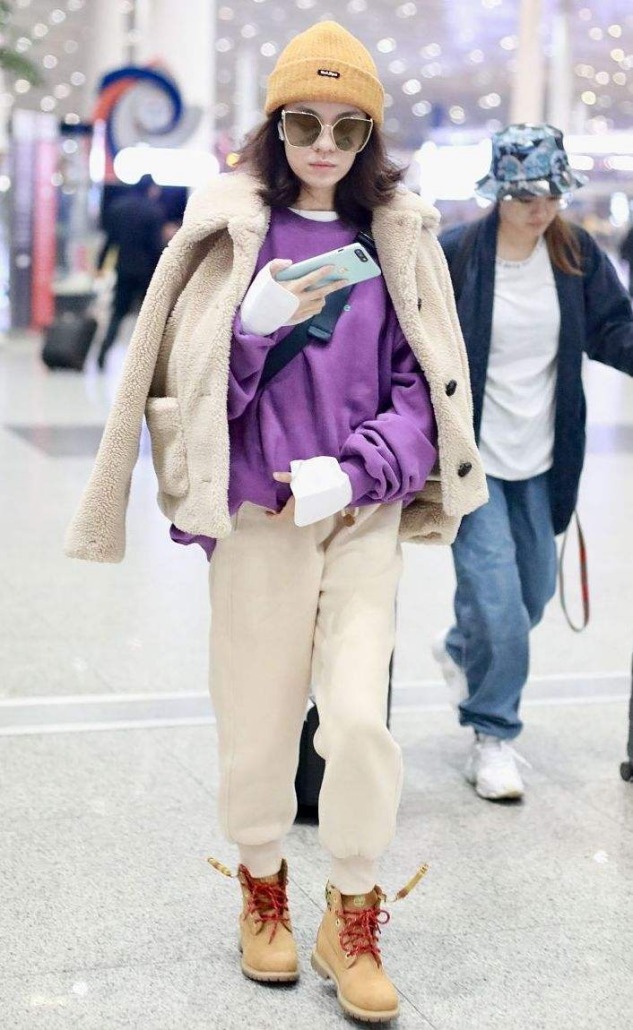 美背 曹格11岁女儿太着急长大,浓妆艳抹还大秀美背,丝毫没有孩子样