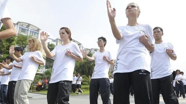 咏春不能实战11岁女孩KO武打演员这档综艺再为传武正名