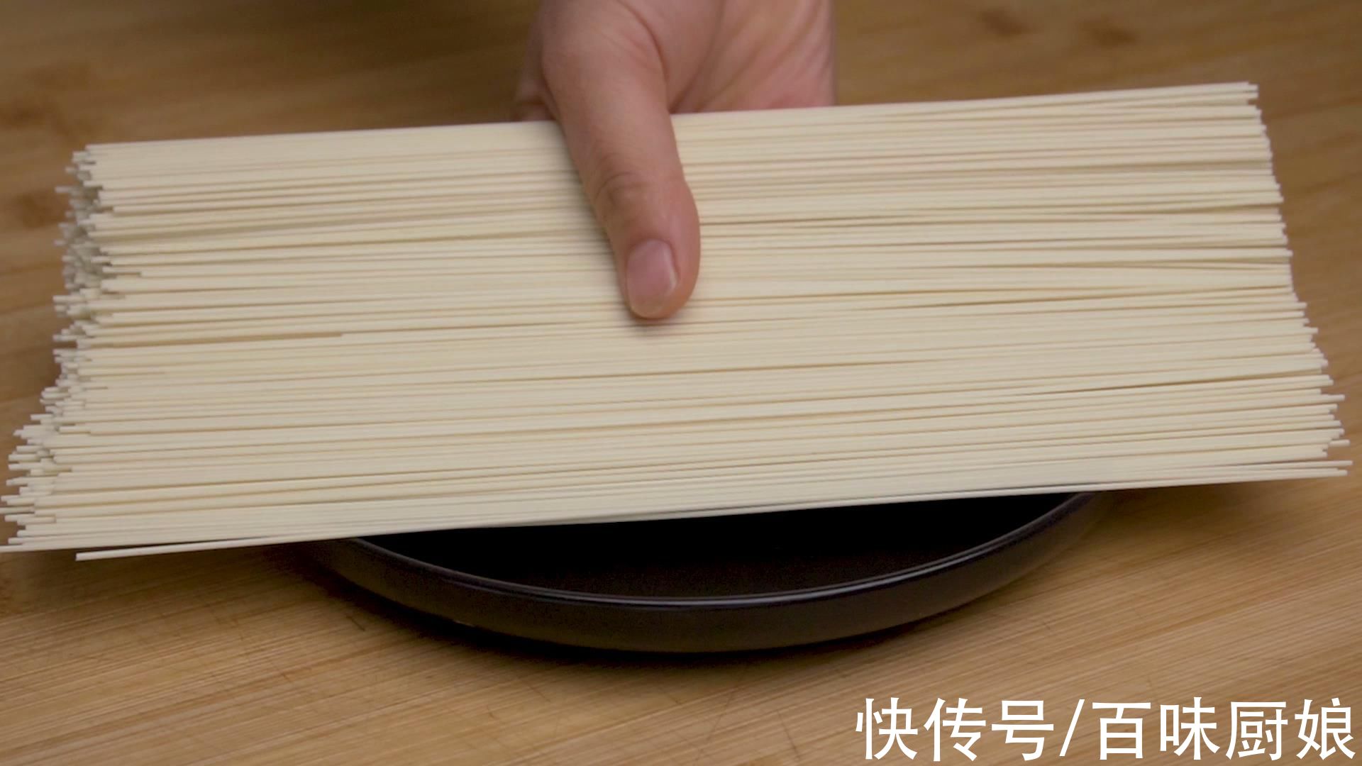 面条这样做,加葱花一点缀,简单又美味,一点也不比饭店做的差