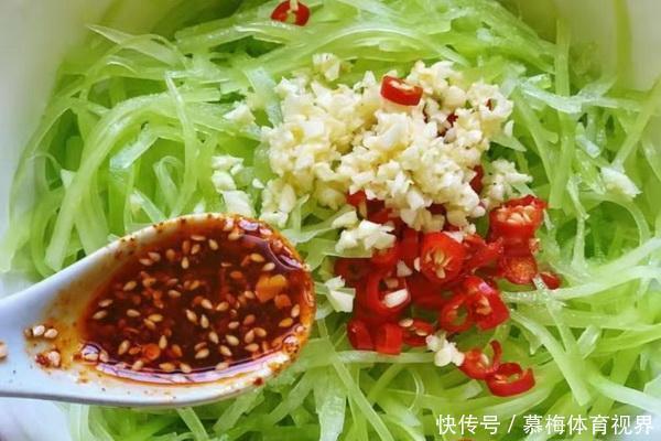 入味|凉拌莴笋丝不要焯水，一招吃遍天，莴笋丝香脆又入味，太开胃了