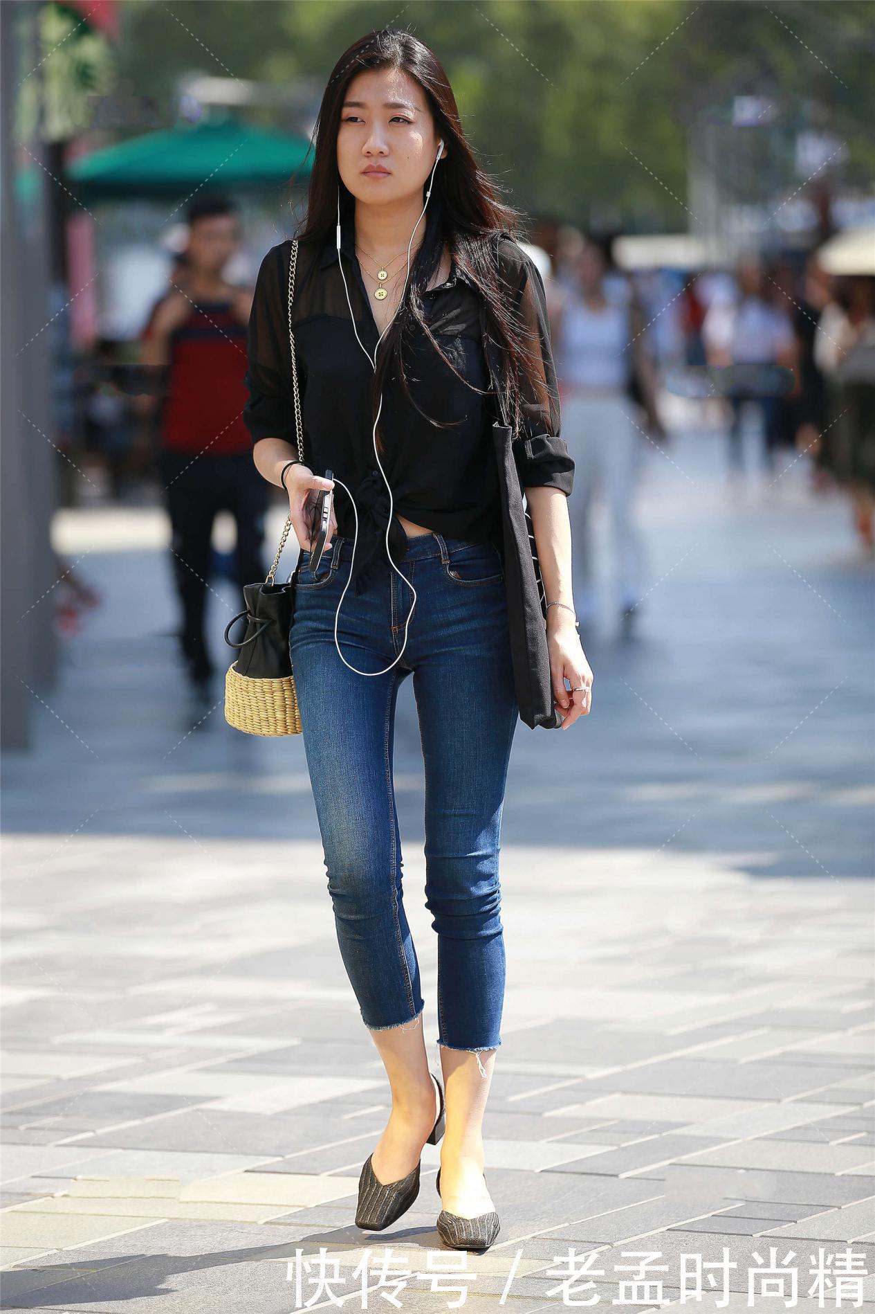 展现|街拍:设计感黑色衬衣, 搭配七分牛仔裤, 时尚街拍