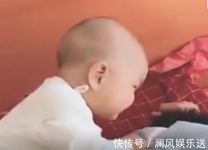 很无奈|爸爸正在睡觉,接下来穿尿不湿的人过来了,爸爸很无奈!