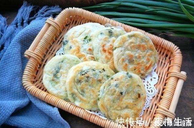 烫面|葱油饼新做法，不用揉面，不用烫面，外酥里嫩，放凉了也不会硬