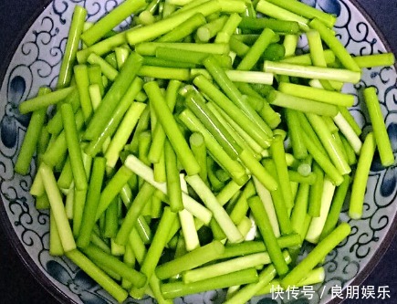 炒蒜苔时,切好了别直接炒!30年大厨教你一招,蒜苔青翠还入味儿