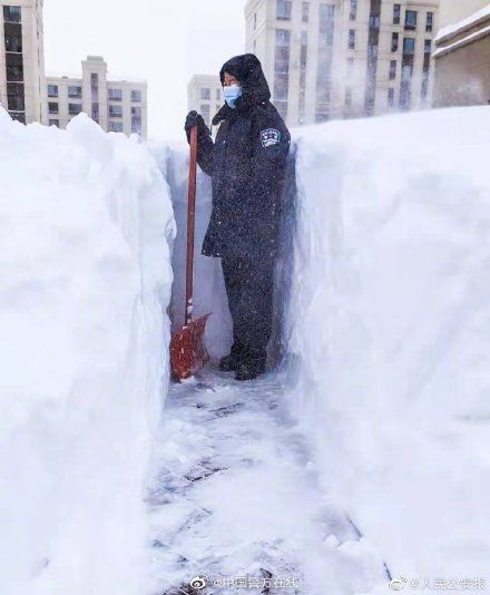 民警|通辽暴雪部分地区积雪达齐腰深，民警为被困老人铲出生命通道