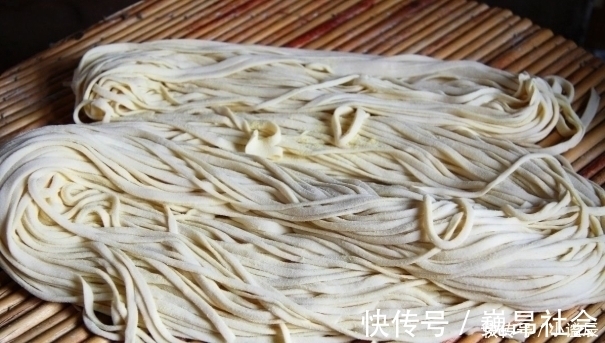 香菇|做手擀面时，万万不要再用水和面了换成它，面条更嫩滑，更筋道