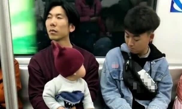 宝妈|“痴情宝宝”地铁上撩小哥哥火了,奶爸:看啥呢?爹在这呢!