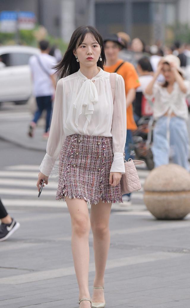 美女街拍:清澈甜美的连衣裙穿搭,尽显女性的柔美