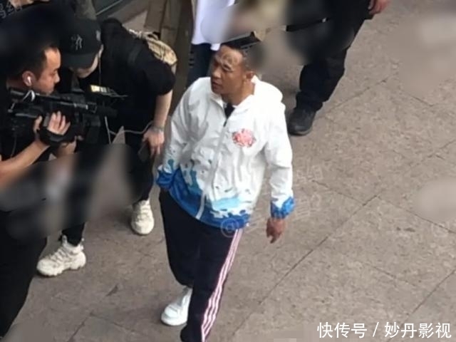 宋小宝拍综艺被围观，大喊挡到路让一下，网友怒批凭什么让路