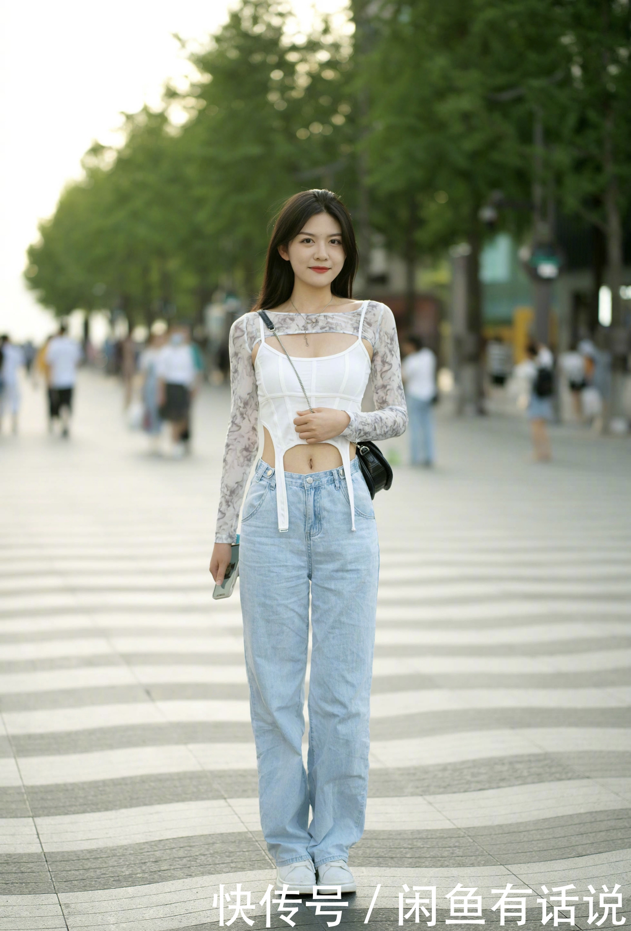 小姐姐|今年夏天上衣短点才时髦,看街拍素人小姐姐就知道,显瘦还好显高