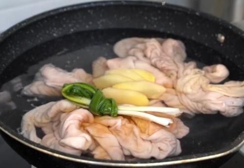猪大肠|每年年夜饭,必做这道“麻辣肥肠”,够劲够爽够火,下酒又下饭