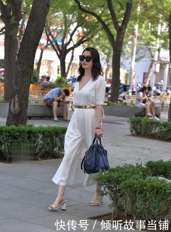 微胖|微胖美女白色连体裤穿出超模风采