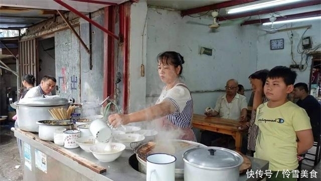 排队|农村夫妻街头卖它,5元一碗,十年未涨价,食客凌晨5点排队购买