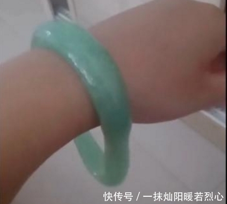 美女花2万买玉镯子,戴着镯子洗了个澡,眼睁睁看着镯子“化了”