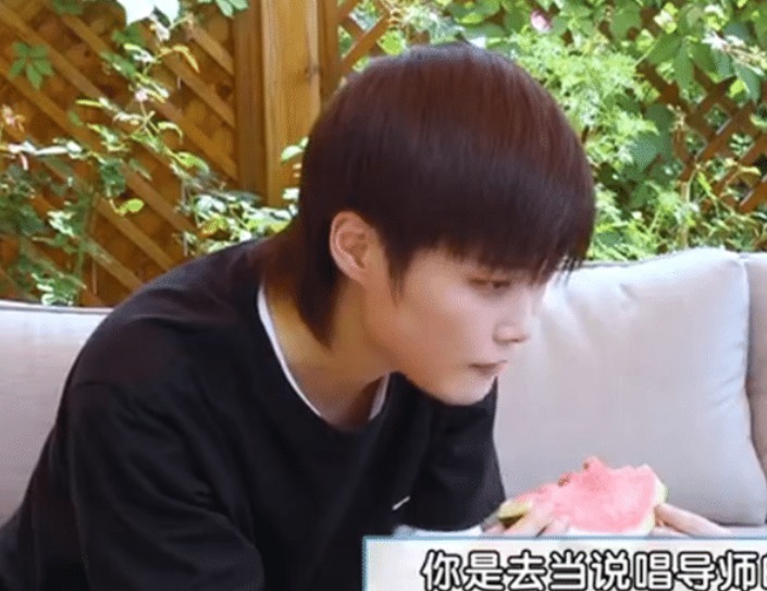 中國(guó)好聲音|李宇春遭質(zhì)疑,學(xué)員紛紛退賽,她卻說:不當(dāng)導(dǎo)師,因?yàn)樽鹬?
onload=