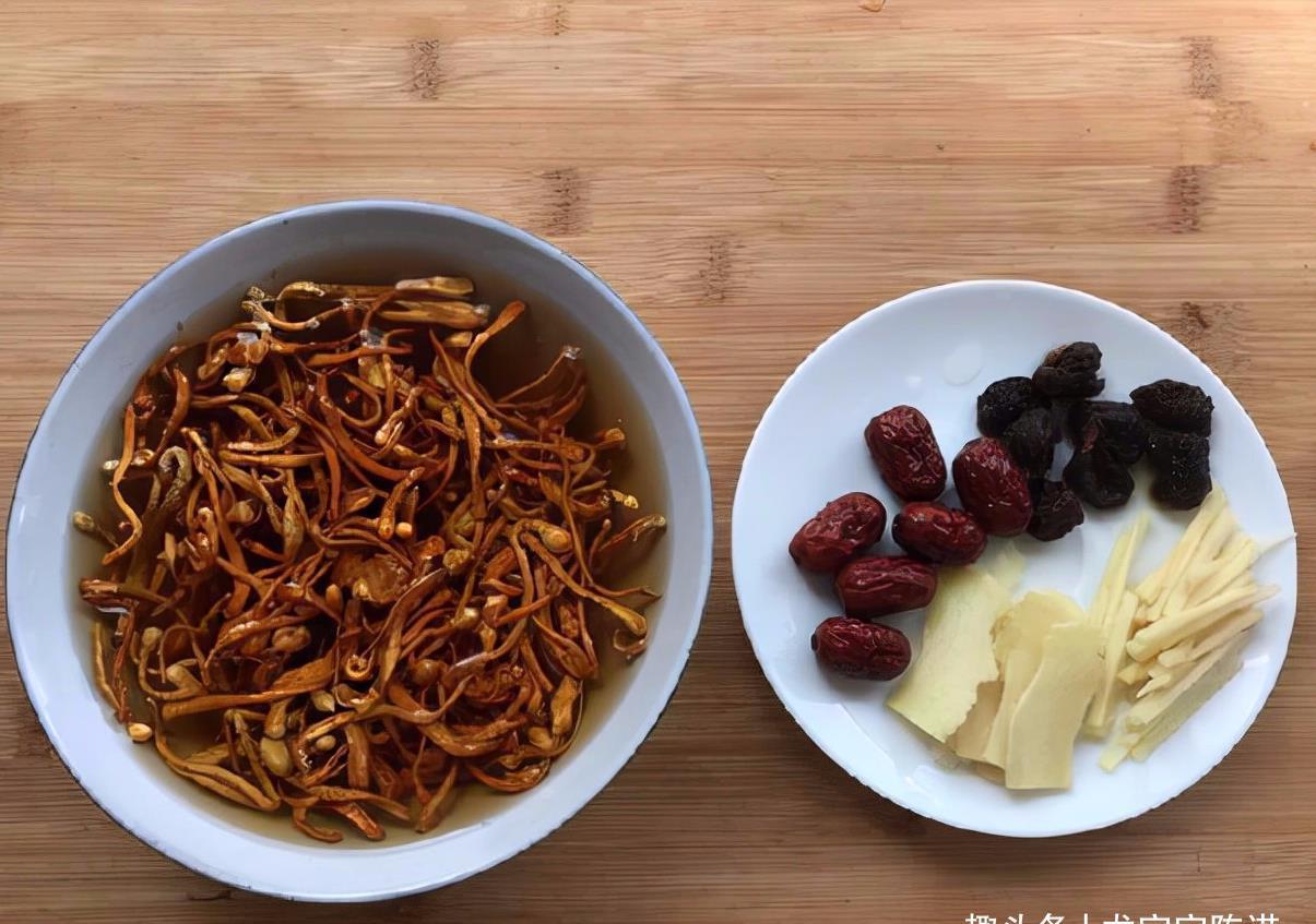 桂圆干|入秋宜温补，煮鸡汤加一点它，汤鲜味美补气血，女人多喝气色好