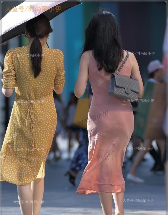 吊带裙 粉色吊带裙VS黄色斑点裙,一个优雅浪漫,一个青春活泼