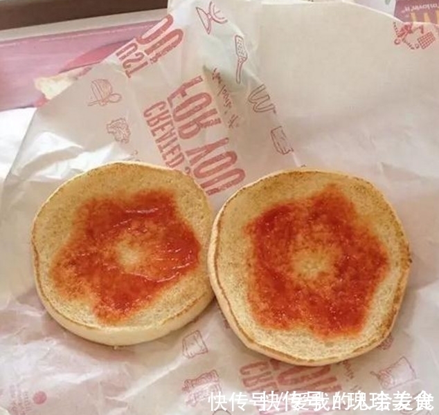 你永远不会知道,服务员上菜时会给你拿来什么东西