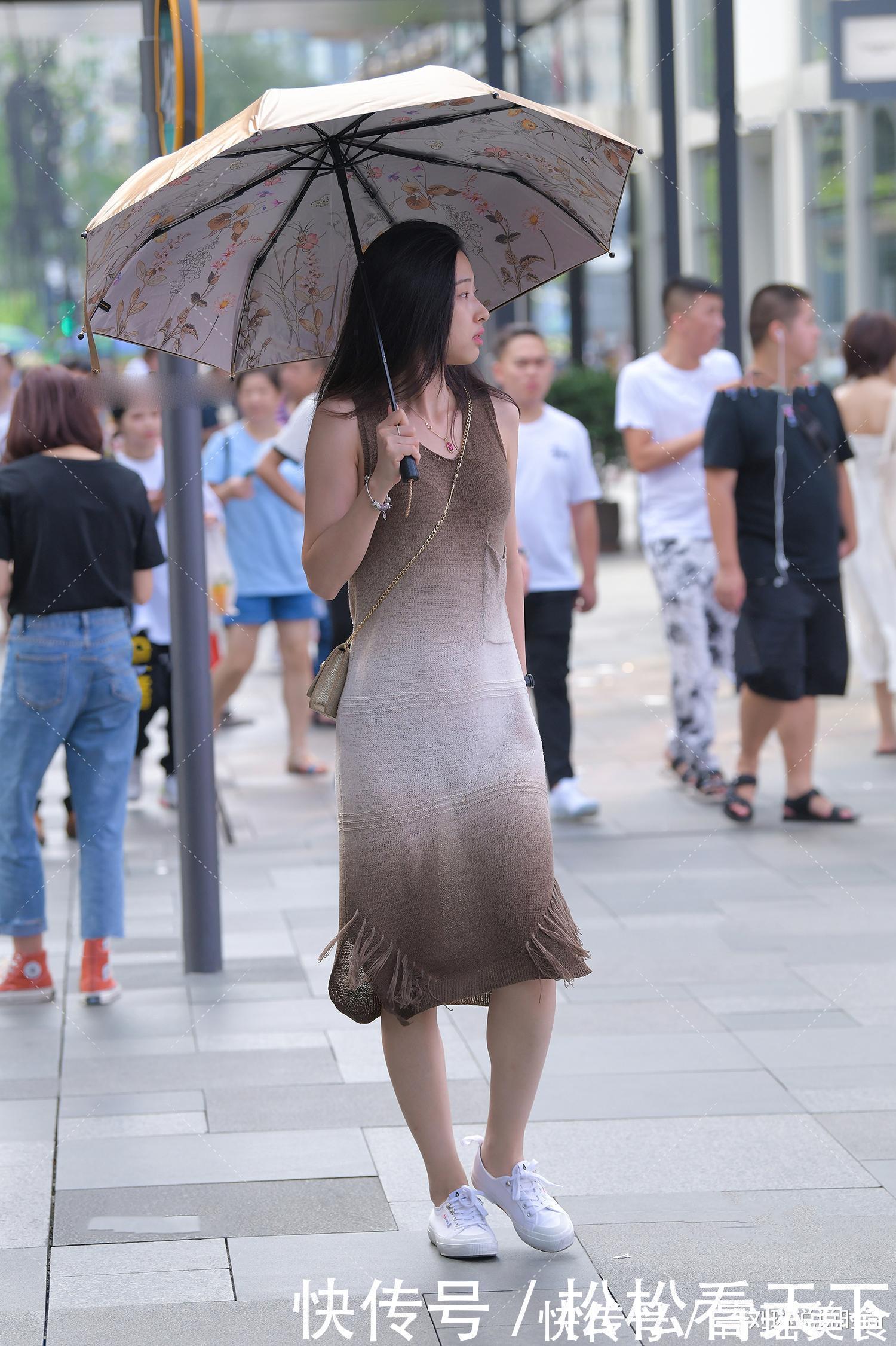 夏季|脏色裹身裙中间的“白色”变化是关键,纱网材质夏季清爽又有轻熟气质