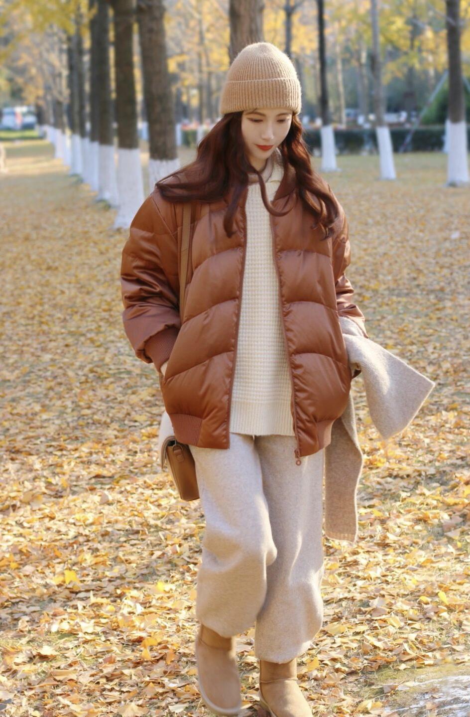 修身牛仔裤 羽绒服才是冬季穿搭的“神”,保暖又时尚,谁都离不开它