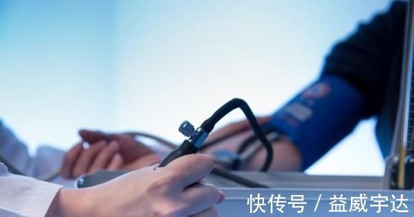 睡眠质量|高血压患者别担心,专家:起床“懒”,睡前少做3事,血压悄悄降