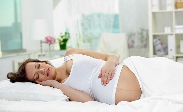晚上睡觉时|怀孕后，孕妈晚上睡觉时，若常有3种“表现”，别忽视