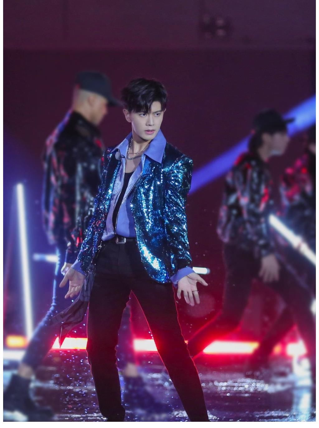 嗨放派收官，舞王任嘉伦炫技“燃爆”舞台，他的执着让人心生敬畏