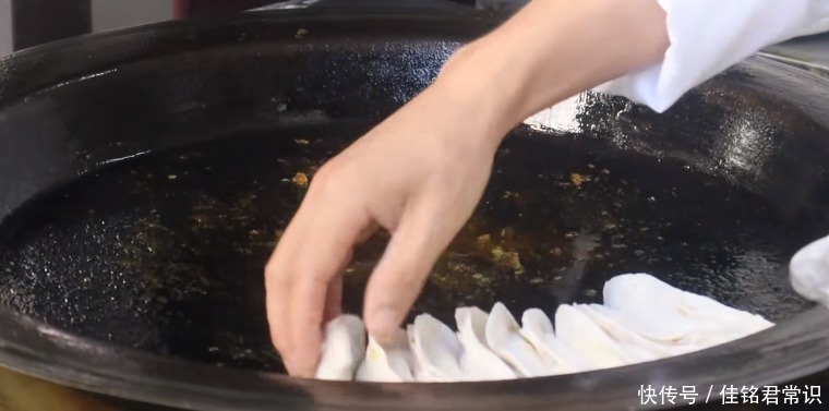 最费油|南京最费油网红小吃,一锅牛肉锅贴要用一锅油,咬一口汁水四溢!