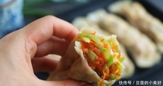 上桌|别蒸包子,教你懒人吃法,卷一卷8分钟出锅,早餐上桌准吃光