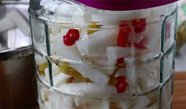 腌萝卜条|饭店的腌萝卜为啥好吃？教你在家做，酸辣脆爽，放12个月不坏