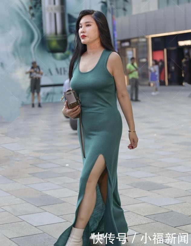 穿搭|新潮流的墨绿色连衣裙，时尚女郎手把手教你如何穿搭的“时髦”