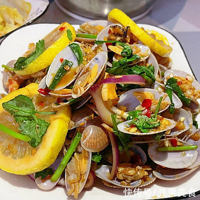 因为这道酸酸辣辣的凉拌花甲,从此爱上了做饭