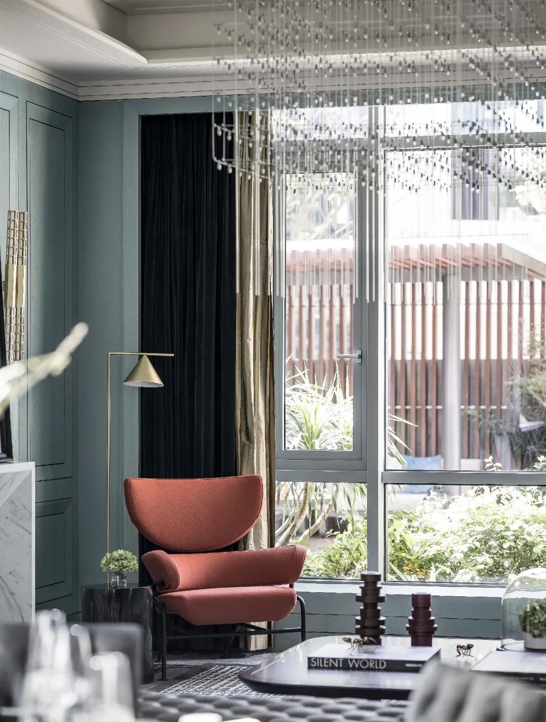 布置|900㎡现代轻奢,蓝绿色墙面+端庄软装,诗意档次!豪宅有人看吗?