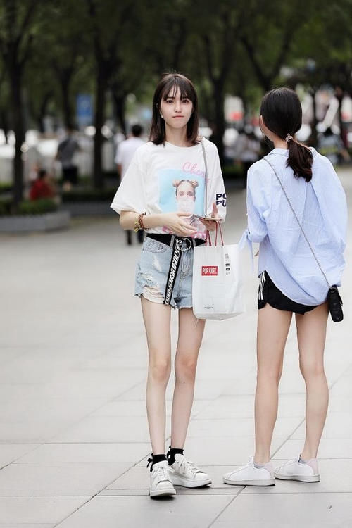 美女穿搭：秋高气爽的时节，格子裤和格子裙，轻松穿出休闲范儿！