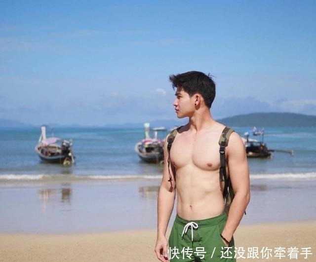 游玩|阳光帅气皮肤白净的肌肉小奶狗,海边游玩拍到帅气的侧颜秒杀一切