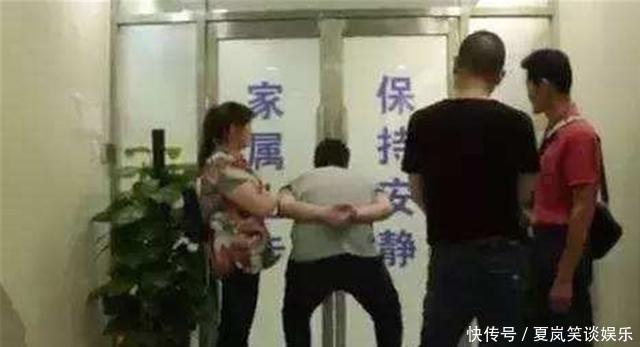 双胞胎儿子|28岁孕妇生产14人陪同,产房门外差点干架,了解情况后护士懵了