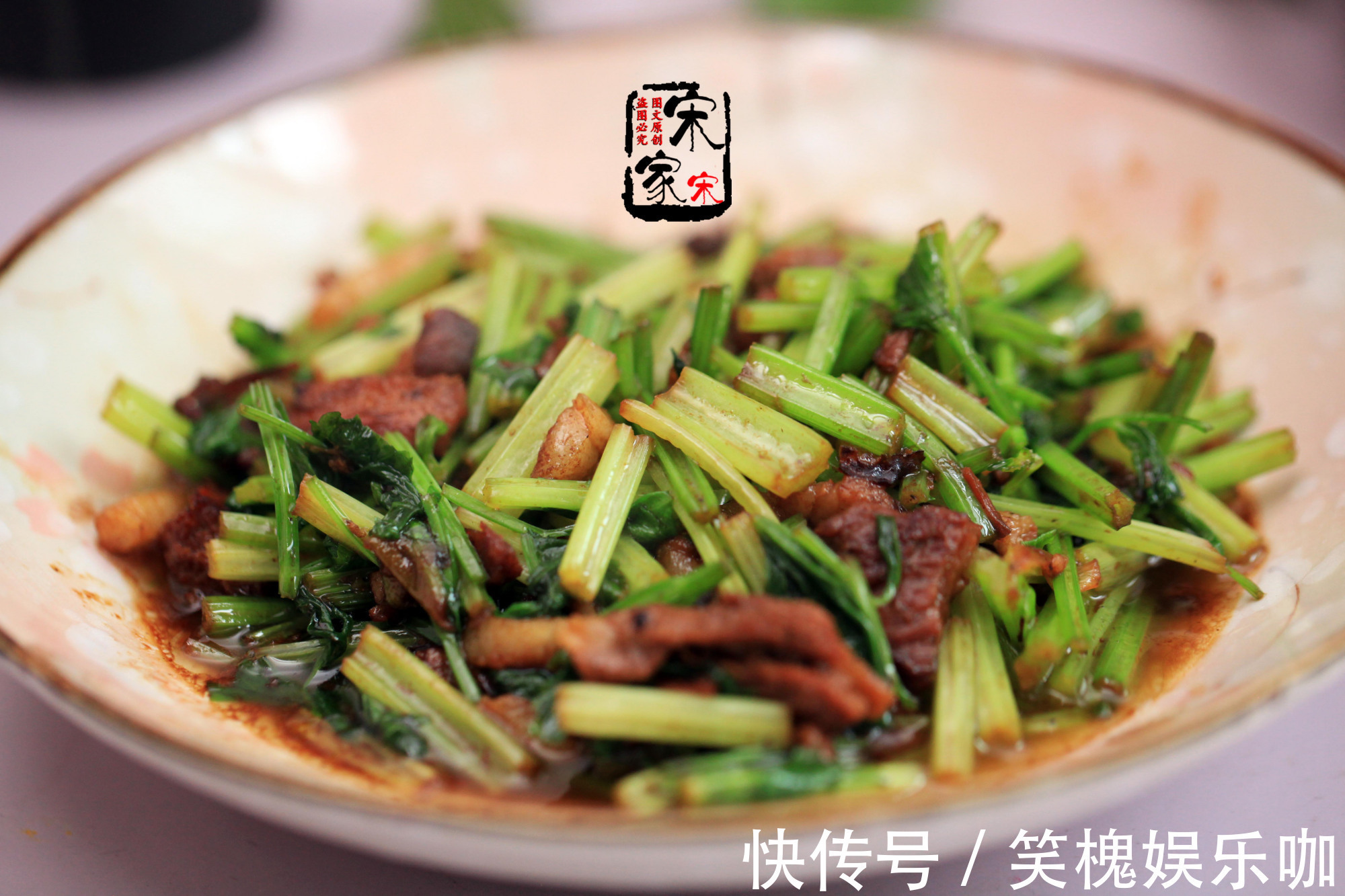 西芹|香芹、西芹营养差别大,炒肉适合用哪种?选对了才好吃