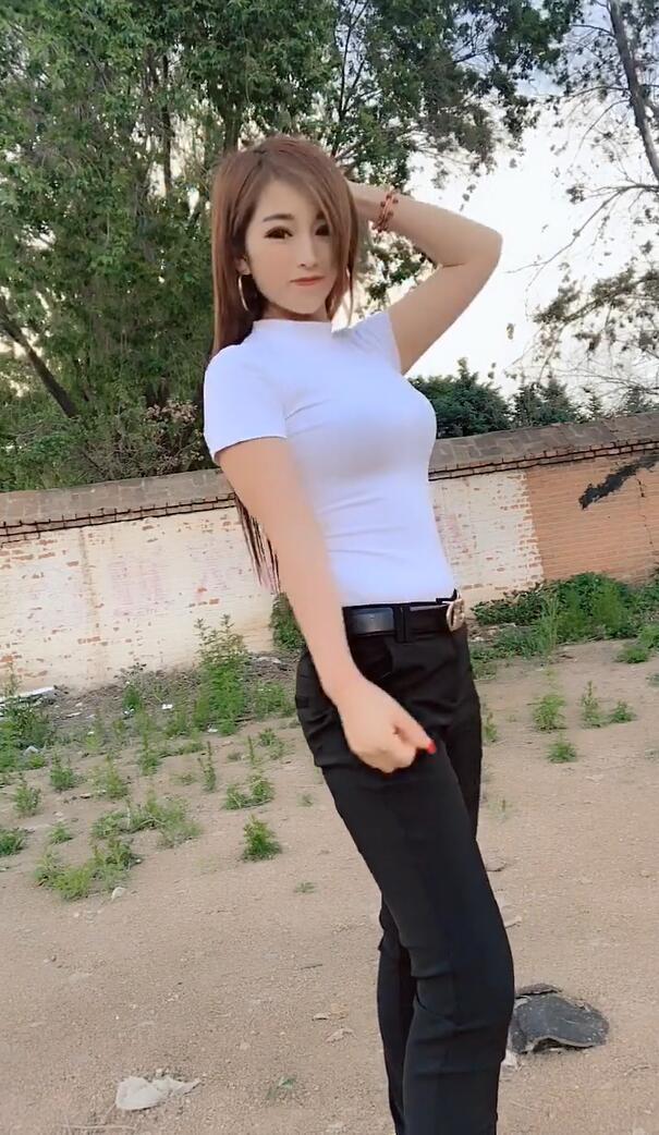 百搭 百搭的纯白色T恤,让女人变的光彩十足!